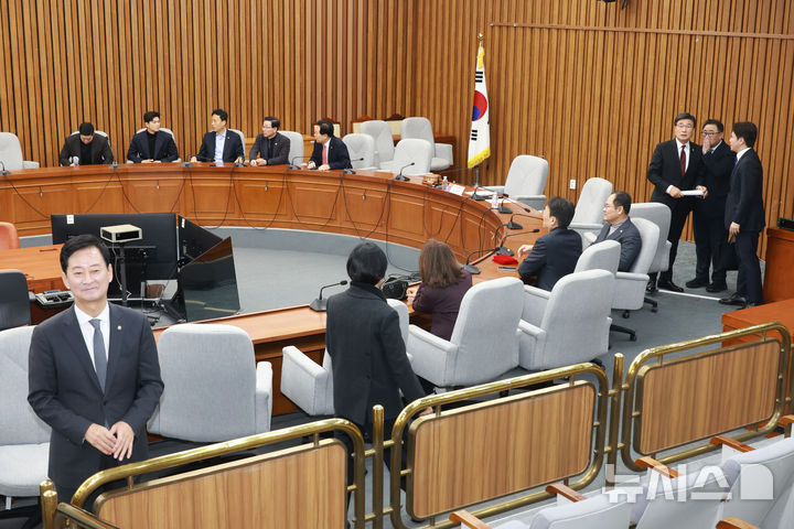 [서울=뉴시스] 고승민 기자 = 국민의힘 김대식 등 초선 의원들이 16일 서울 여의도 국회에서 초선의원 모임 신임 대표 선거에 참석하고 있다. 2025.12.16. kkssmm99@newsis.com