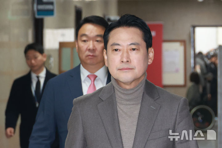 [서울=뉴시스] 고승민 기자 = 장동혁 국민의힘 대표가 지난 16일 서울 여의도 국회 복도에서 대표실로 이동하고 있다. 2025.12.16. kkssmm99@newsis.com