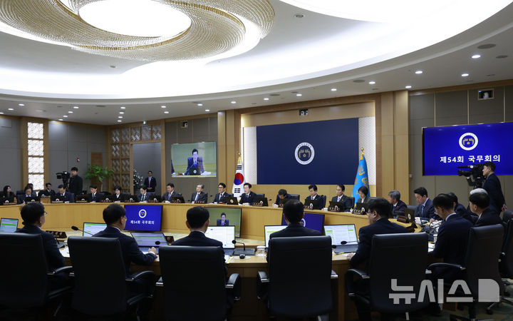 [세종=뉴시스] 최동준 기자 = 이재명 대통령이 지난 16일 세종시 정부세종청사에서 열린 국무회의에서 발언하고 있다. 2025.12.16. photocdj@newsis.com