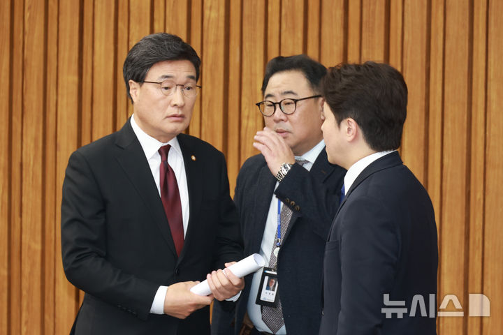 [서울=뉴시스] 고승민 기자 = 김대식 국민의힘 초선의원 대표가 16일 서울 여의도 국회에서 초선의원 모임 신임 대표를 선출하는 자리에서 백브리핑을 하기 전 관계자들과 대화하고 있다. 2025.12.16. kkssmm99@newsis.com