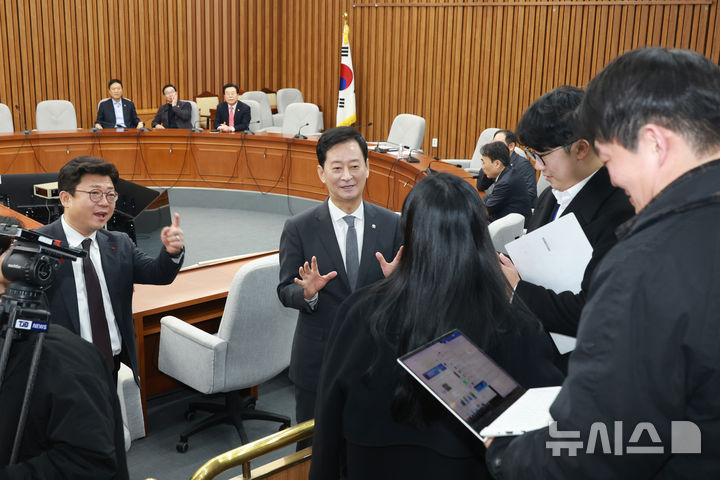 [서울=뉴시스] 고승민 기자 = 국민의힘 최은석, 강명구 의원이 16일 서울 여의도 국회에서 초선의원 모임 신임 대표를 선출하는 자리에서 기자들에게 비공개 방침을 고지하고 있다. 2025.12.16. kkssmm99@newsis.com