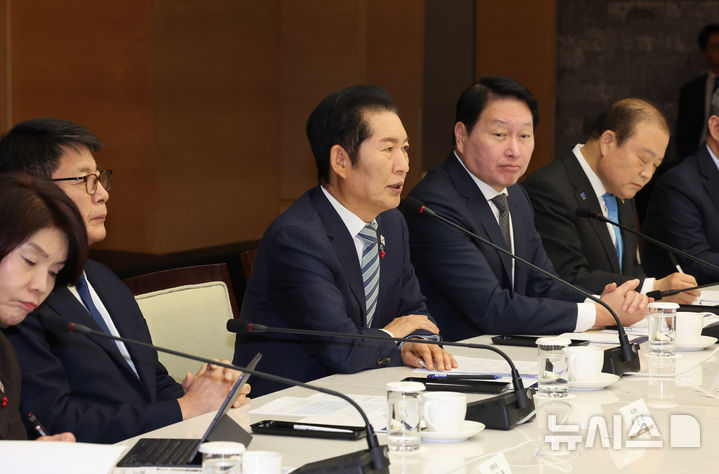 [서울=뉴시스] 배훈식 기자 = 정청래 더불어민주당 대표가 16일 오전 서울 중구 대한상의에서 열린 민주당-대한상의 정책 간담회에서 발언하고 있다. 2025.12.16. dahora83@newsis.com