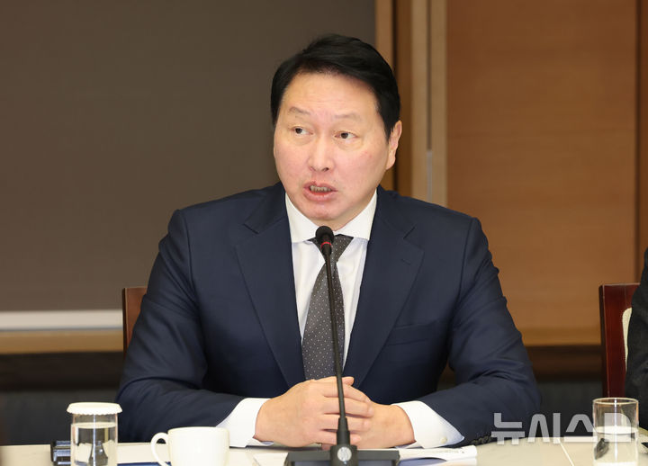 [서울=뉴시스] 배훈식 기자 = 최태원 대한상공회의소 회장이 16일 오전 서울 중구 대한상의에서 열린 민주당-대한상의 정책 간담회에서 발언하고 있다. 2025.12.16. dahora83@newsis.com