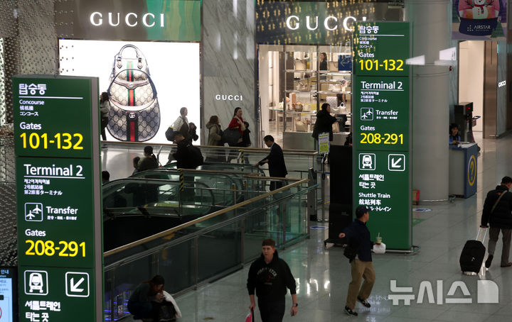 [인천공항=뉴시스] 이영환 기자 = 16일 오전 인천국제공항 제1여객터미널 면세구역에서 여행객들이 오가고 있다. 2025.12.16. 20hwan@newsis.com