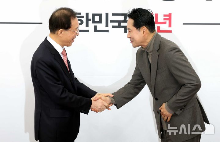 [서울=뉴시스] 조성봉 기자 = 장동혁 국민의힘 대표가 16일 오전 서울 여의도 국회에서 이석연(왼쪽) 국민통합위원장을 접견하며 악수를 하고 있다.&nbsp; 2025.12.16. suncho21@newsis.com