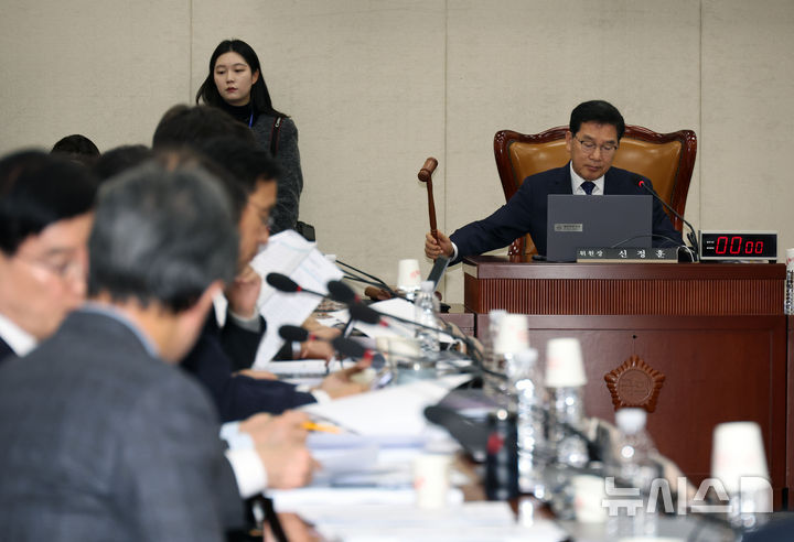 [서울=뉴시스] 김금보 기자 = 신정훈 국회 행정안전위원회 위원장이 16일 서울 여의도 국회에서 열린 전체회의에서 의사봉을 두드리고 있다. 2025.12.16. kgb@newsis.com