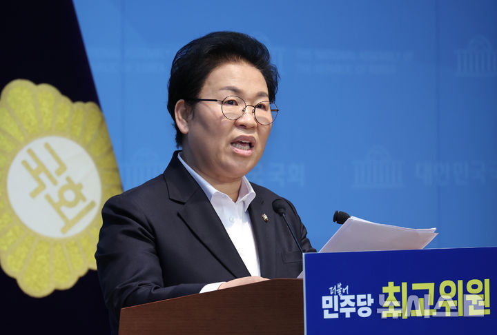 [서울=뉴시스] 김금보 기자 = 문정복 더불어민주당 의원이 16일 서울 여의도 국회 소통관에서 기자회견을 열고 최고위원 보궐선거 출마선언을 하고 있다. 2025.12.16. kgb@newsis.com