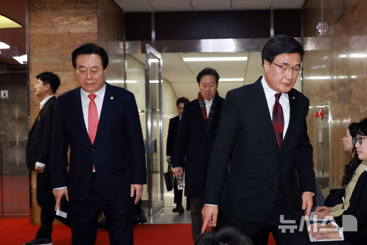 [서울=뉴시스] 고승민 기자 = 김대식 전 국민의힘 초선의원 모임 대표가 16일 서울 여의도 국회에서 박상웅 신임 대표 옆을 지나고 있다. 2025.12.16. kkssmm99@newsis.com