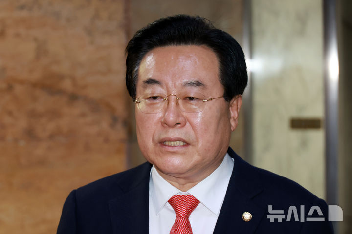 [서울=뉴시스] 고승민 기자 = 국민의힘 초선의원 모임 대표로 선출된 박상웅 의원이 16일 서울 여의도 국회에서 취재진 질문에 답하고 있다. 2025.12.16. kkssmm99@newsis.com