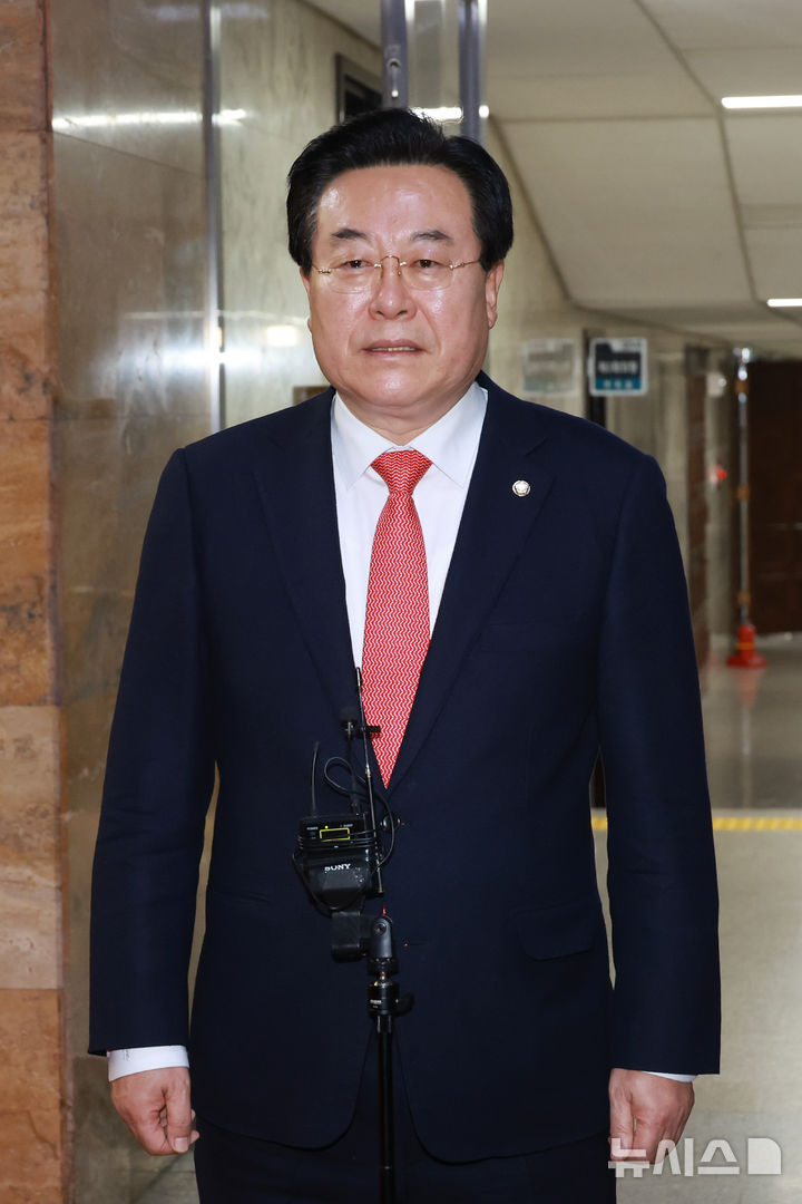 [서울=뉴시스] 고승민 기자 = 국민의힘 초선의원 모임 대표로 선출된 박상웅 의원이 16일 서울 여의도 국회에서 취재진 질문에 답하고 있다. 2025.12.16. kkssmm99@newsis.com