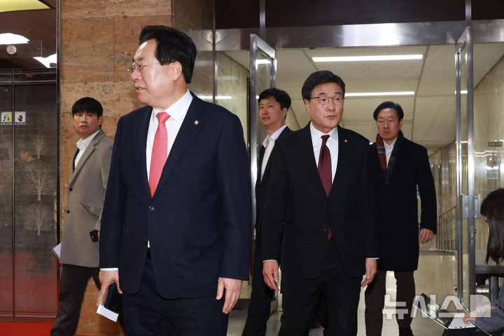 [서울=뉴시스] 고승민 기자 = 김대식 전 국민의힘 초선의원 모임 대표가 16일 서울 여의도 국회에서 박상웅 신임 대표 옆을 지나고 있다. 2025.12.16. kkssmm99@newsis.com