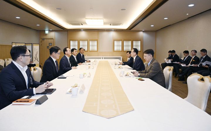 [서울=뉴시스] 이형일 기획재정부 차관이 16일 서울 종로구 정부서울청사에서 열린 '주요 수출기업 간담회'에서 발언하고 있다. (사진=기획재정부 제공) 2025.12.16. photo@newsis.com *재판매 및 DB 금지