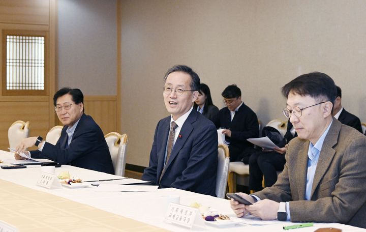 [서울=뉴시스] 이형일 기획재정부 차관이 16일 서울 종로구 정부서울청사에서 열린 '주요 수출기업 간담회'에서 발언하고 있다. (사진=기획재정부 제공) 2025.12.16. photo@newsis.com *재판매 및 DB 금지
