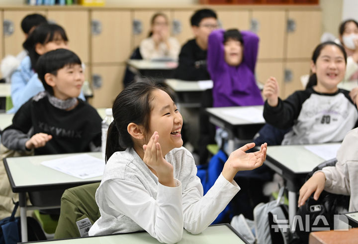 [수원=뉴시스] 김종택 기자 = 겨울방학식이 열린 16일 경기 수원시 영통구 잠원초등학교에서 4학년8반 학생들이 영상물을 시청하며 환하게 웃고 있다. 2025.12.16. jtk@newsis.com