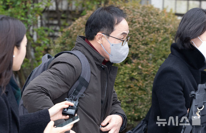 [서울=뉴시스] 황준선 기자 = 김오진 전 국토교통부 1차관이 지난 16일 오후 서울 서초구 서울중앙지방법원에서 열린 구속 전 피의자 심문(영장실질심사)를 마친 뒤 법정을 나서고 있다. 윤석열 전 대통령 정부 당시 대통령실 이전 TF 1분과 소속이었던 김 전 차관은 윤 전 대통령 부부의 한남동 관저 이전 과정에서 자격 없는 신생 소규모 업체 또는 김건희 여사의 전시 기획사인 코바나컨텐츠 전시회에 후원금을 냈던 업체들이 공사를 수주하게 해준 특혜 의혹을 받고 있다. 2025.12.17. hwang@newsis.com