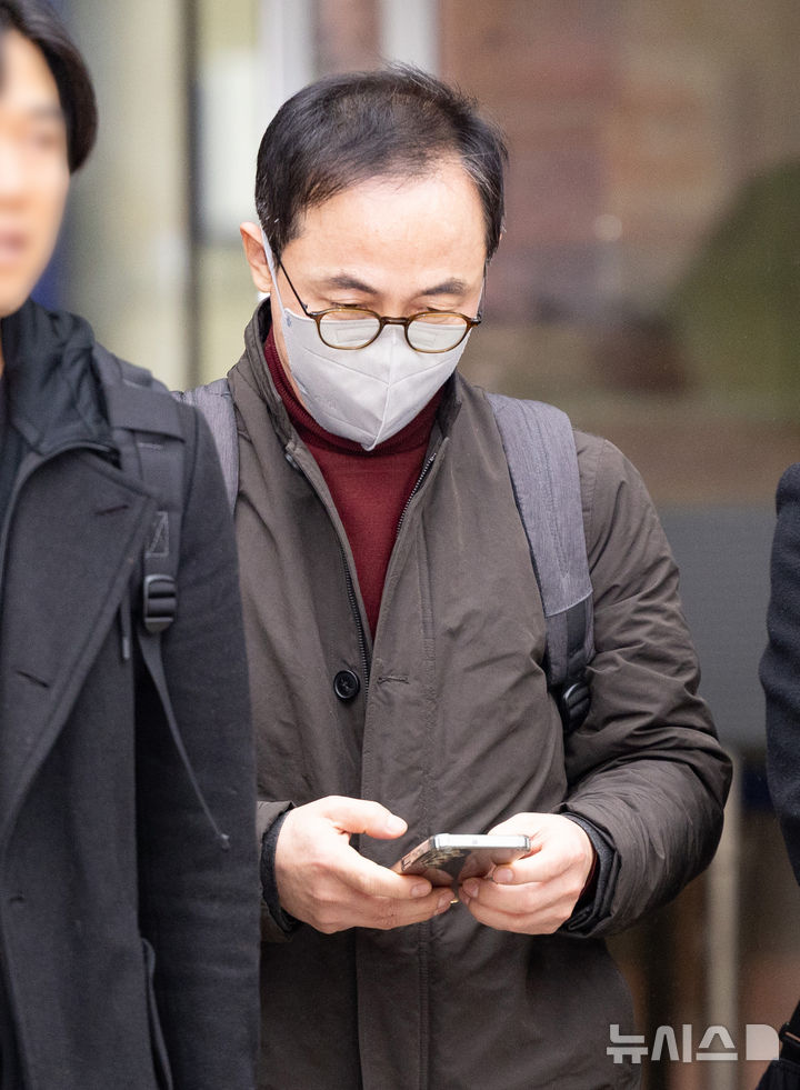 [서울=뉴시스] 황준선 기자 = 사진은 지난해 12월 16일 오후 서울 서초구 서울중앙지방법원에서 열린 구속 전 피의자 심문(영장실질심사)를 마친 뒤 법정을 나서고 있는 김오진 전 국토교통부 1차관. 2025.12.16. hwang@newsis.com
