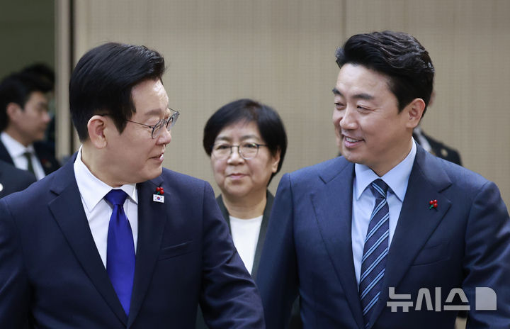 [세종=뉴시스] 최동준 기자 = 이재명 대통령이 16일 세종시 정부세종컨벤션센터에서 열린 보건복지부(질병관리청)·식품의약품안전처 업무보고에 입장하며 강훈식 비서실장과 대화하고 있다. 2025.12.16. photocdj@newsis.com