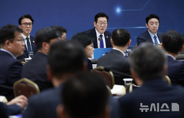 [세종=뉴시스] 최동준 기자 = 이재명 대통령이 16일 세종시 정부세종컨벤션센터에서 열린 보건복지부(질병관리청)·식품의약품안전처 업무보고에서 발언하고 있다. 2025.12.16. photocdj@newsis.com