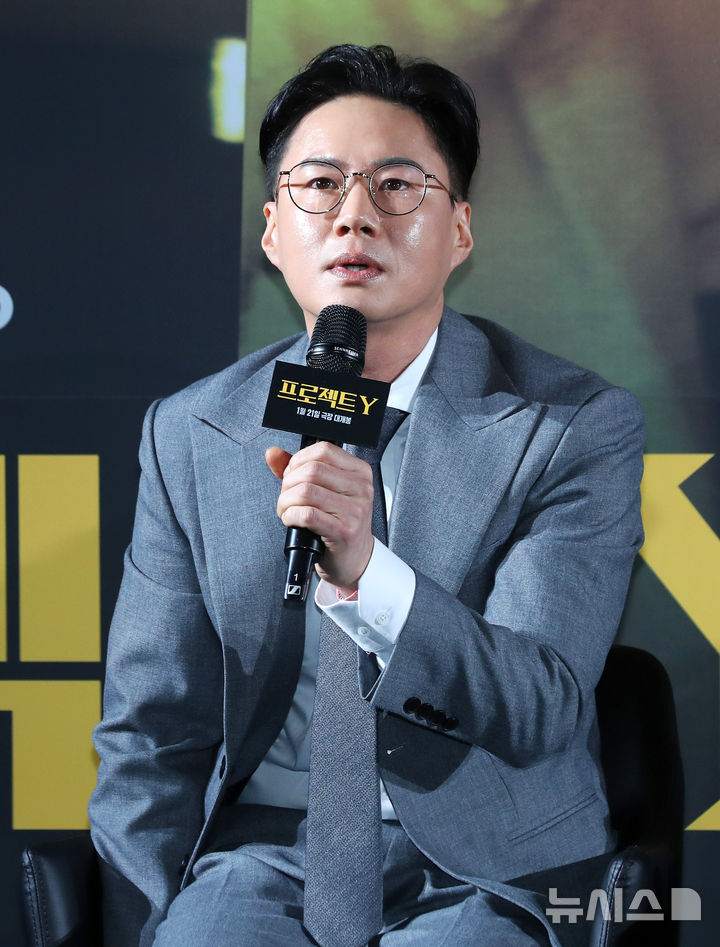 [서울=뉴시스] 김혜진 기자 = 이환 감독이 16일 오후 서울 강남구 메가박스 코엑스에서 열린 영화 '프로젝트 Y'(감독 이환) 제작보고회에서 인사말을 하고 있다. 2025.12.16. jini@newsis.com
