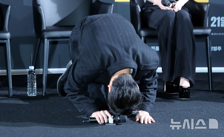 [서울=뉴시스] 김혜진 기자 = 배우 이재균이 16일 오후 서울 강남구 메가박스 코엑스에서 열린 영화 '프로젝트 Y'(감독 이환) 제작보고회에서 큰절을 하고 있다. 2025.12.16. jini@newsis.com