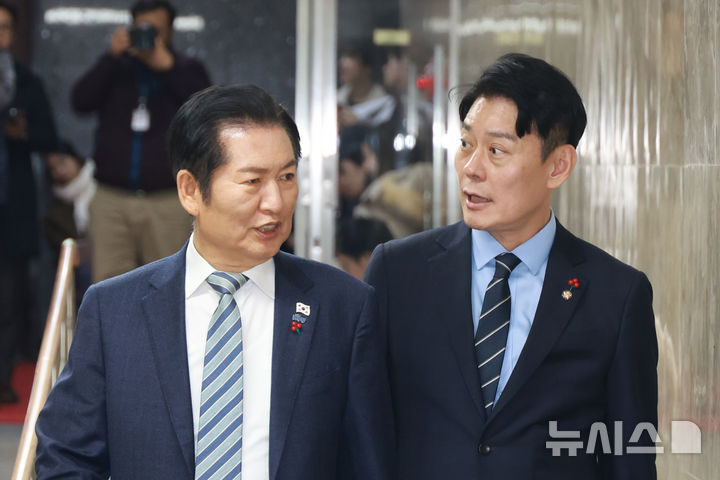 [서울=뉴시스] 고승민 기자 = 정청래 더불어민주당 대표가 16일 서울 여의도 국회에서 열린 비공개 의원총회에 참석하고 있다. 2025.12.16. kkssmm99@newsis.com