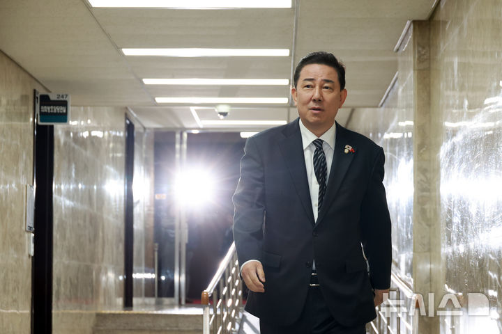 [서울=뉴시스] 고승민 기자 = 김병기 더불어민주당 원내대표가 16일 서울 여의도 국회에서 열린 비공개 의원총회에 참석하고 있다. 2025.12.16. kkssmm99@newsis.com