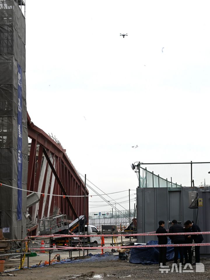 [광주=뉴시스] 이현행 기자 = 광주경찰청 광주대표도서관 공사현장 붕괴사고 수사본부 등 유관기관이 16일 오후 광주 서구 치평동 광주대표도서관 붕괴 사고 현장에서 1차 합동 감식에 나서고 있다. 2025.12.16. lhh@newsis.com