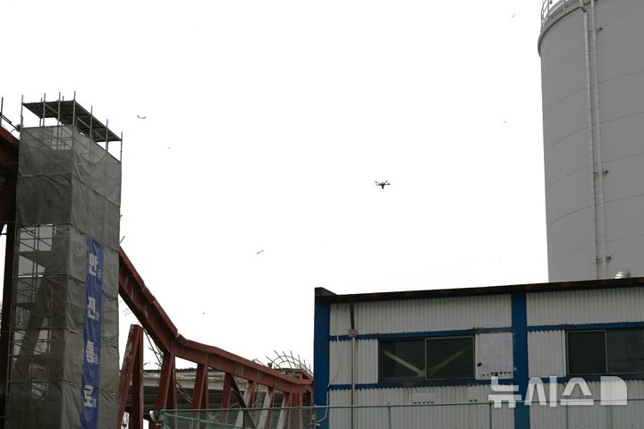 [광주=뉴시스] 이현행 기자 = 16일 오후 광주 서구 치평동 광주대표도서관 붕괴 사고 현장 1차 합동 감식에서 드론이 사고 현장을 탐색하고 있다. 2025.12.16. lhh@newsis.com