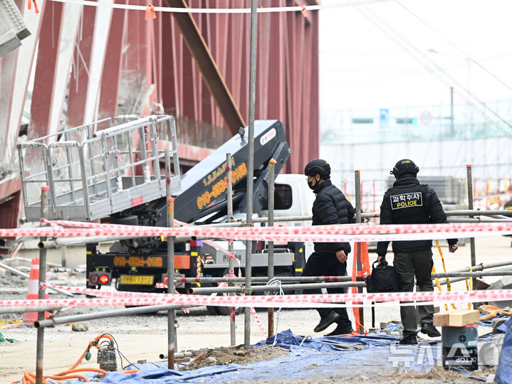 [광주=뉴시스] 이현행 기자 = 광주경찰청 광주대표도서관 공사현장 붕괴사고 수사본부 등 유관기관이 16일 오후 광주 서구 치평동 광주대표도서관 붕괴 사고 현장에서 1차 합동 감식에 나서고 있다. 2025.12.16. lhh@newsis.com