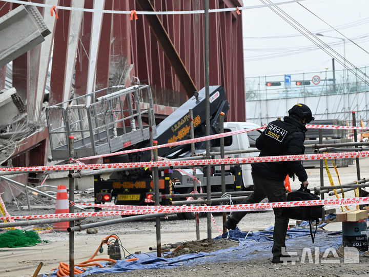 [광주=뉴시스] 이현행 기자 = 광주경찰청 광주대표도서관 공사현장 붕괴사고 수사본부 등 유관기관이 16일 오후 광주 서구 치평동 광주대표도서관 붕괴 사고 현장에서 1차 합동 감식에 나서고 있다. 2025.12.16. lhh@newsis.com