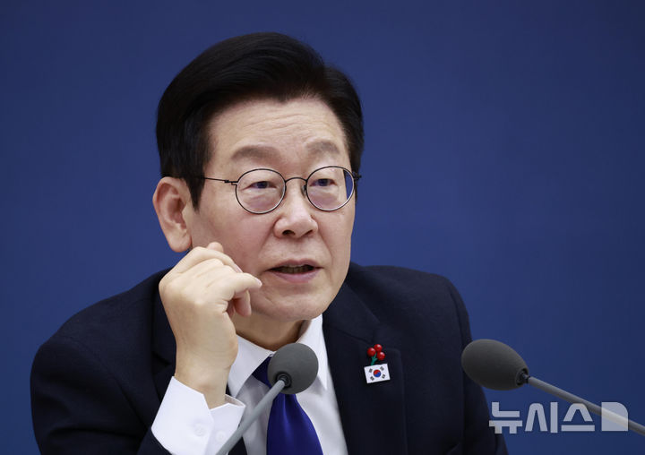 [세종=뉴시스] 최동준 기자 = 이재명 대통령이 16일 세종시 정부세종컨벤션센터에서 열린 보건복지부(질병관리청)·식품의약품안전처 업무보고에서 정은경 보건복지부 장관의 발언을 듣고 있다. 2025.12.16. photocdj@newsis.com