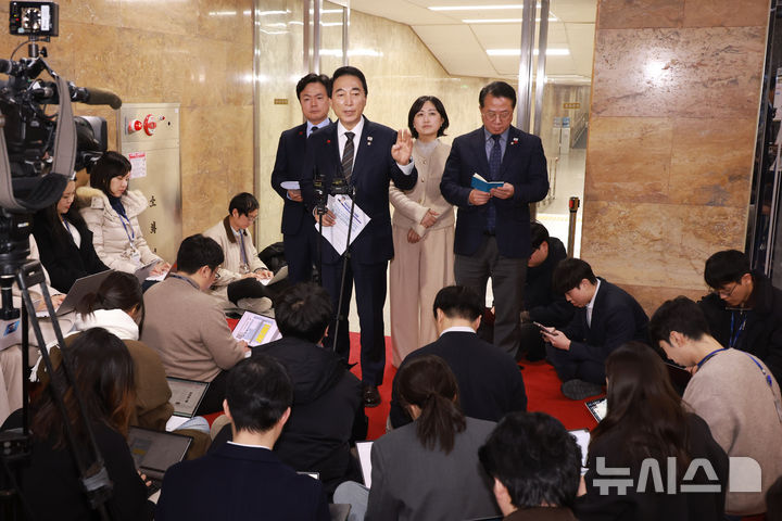 [서울=뉴시스] 고승민 기자 = 박수현 더불어민주당 수석대변인이 16일 서울 여의도 국회에서 비공개 의원총회 관련 백브리핑을 하고 있다. 2025.12.16. kkssmm99@newsis.com