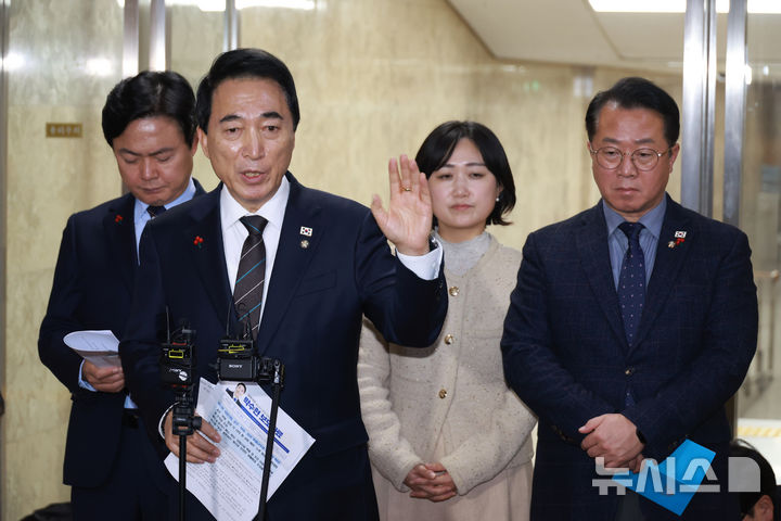 [서울=뉴시스] 고승민 기자 = 박수현 더불어민주당 수석대변인이 16일 서울 여의도 국회에서 비공개 의원총회 관련 백브리핑을 하고 있다. 2025.12.16. kkssmm99@newsis.com