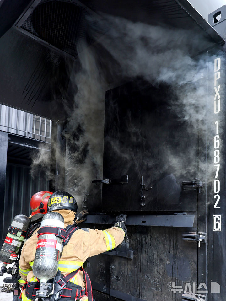 [대구=뉴시스] 이무열 기자 = 16일 대구 동구 대구소방교육훈련센터 실화재훈련장에서 열린 실화재 종합훈련 역량강화 특별 교육에서 소방관들이 훈련 시연을 하고 있다. 대구소방안전본부는 이달 초 실화재 훈련시설 설치를 완료하고 시범운영을 시작했다. 이날 훈련은 실제 화재와 유사한 환경에서 화점 진입, 안전 관리, 지휘·통제 등 사항을 일선 소방관들에게 교육하기 위해 진행됐다. 2025.12.16. lmy@newsis.com