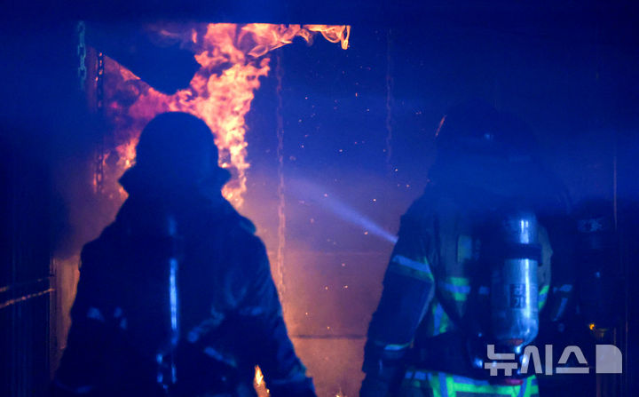 [대구=뉴시스] 이무열 기자 = 16일 대구 동구 대구소방교육훈련센터 실화재훈련장에서 열린 실화재 종합훈련 역량강화 특별 교육에서 소방관들이 훈련 시연을 하고 있다. 대구소방안전본부는 이달 초 실화재 훈련시설 설치를 완료하고 시범운영을 시작했다. 이날 훈련은 실제 화재와 유사한 환경에서 화점 진입, 안전 관리, 지휘·통제 등 사항을 일선 소방관들에게 교육하기 위해 진행됐다. 2025.12.16. lmy@newsis.com