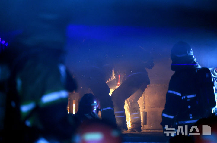 [대구=뉴시스] 이무열 기자 = 16일 대구 동구 대구소방교육훈련센터 실화재훈련장에서 열린 실화재 종합훈련 역량강화 특별 교육에서 소방관들이 훈련 시연을 하고 있다. 대구소방안전본부는 이달 초 실화재 훈련시설 설치를 완료하고 시범운영을 시작했다. 이날 훈련은 실제 화재와 유사한 환경에서 화점 진입, 안전 관리, 지휘·통제 등 사항을 일선 소방관들에게 교육하기 위해 진행됐다. 2025.12.16. lmy@newsis.com