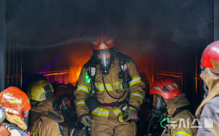 [대구=뉴시스] 이무열 기자 = 16일 대구 동구 대구소방교육훈련센터 실화재훈련장에서 열린 실화재 종합훈련 역량강화 특별 교육에서 소방관들이 훈련 시연을 하고 있다. 대구소방안전본부는 이달 초 실화재 훈련시설 설치를 완료하고 시범운영을 시작했다. 이날 훈련은 실제 화재와 유사한 환경에서 화점 진입, 안전 관리, 지휘·통제 등 사항을 일선 소방관들에게 교육하기 위해 진행됐다. 2025.12.16. lmy@newsis.com