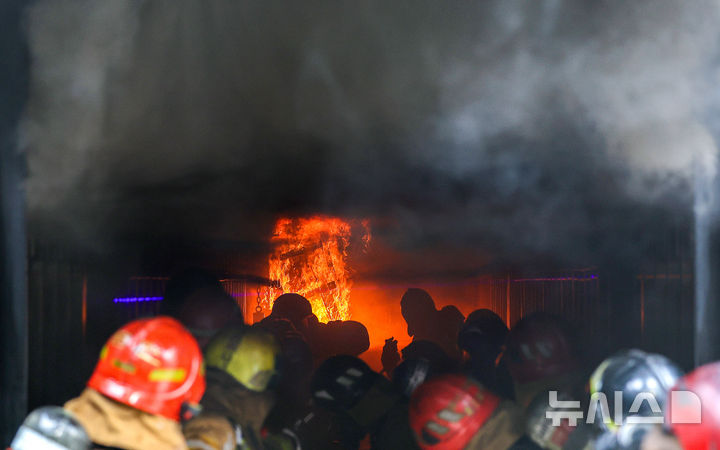 [대구=뉴시스] 이무열 기자 = 16일 대구 동구 대구소방교육훈련센터 실화재훈련장에서 열린 실화재 종합훈련 역량강화 특별 교육에서 소방관들이 훈련 시연을 하고 있다. 대구소방안전본부는 이달 초 실화재 훈련시설 설치를 완료하고 시범운영을 시작했다. 이날 훈련은 실제 화재와 유사한 환경에서 화점 진입, 안전 관리, 지휘·통제 등 사항을 일선 소방관들에게 교육하기 위해 진행됐다. 2025.12.16. lmy@newsis.com