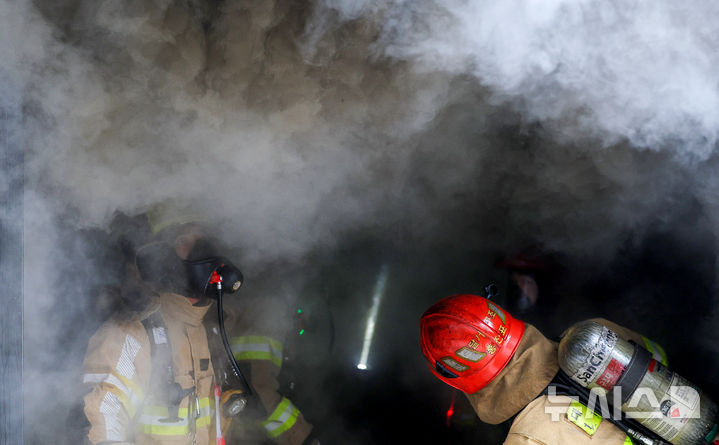 [대구=뉴시스] 이무열 기자 = 16일 대구 동구 대구소방교육훈련센터 실화재훈련장에서 열린 실화재 종합훈련 역량강화 특별 교육에서 소방관들이 훈련 시연을 하고 있다. 대구소방안전본부는 이달 초 실화재 훈련시설 설치를 완료하고 시범운영을 시작했다. 이날 훈련은 실제 화재와 유사한 환경에서 화점 진입, 안전 관리, 지휘·통제 등 사항을 일선 소방관들에게 교육하기 위해 진행됐다. 2025.12.16. lmy@newsis.com