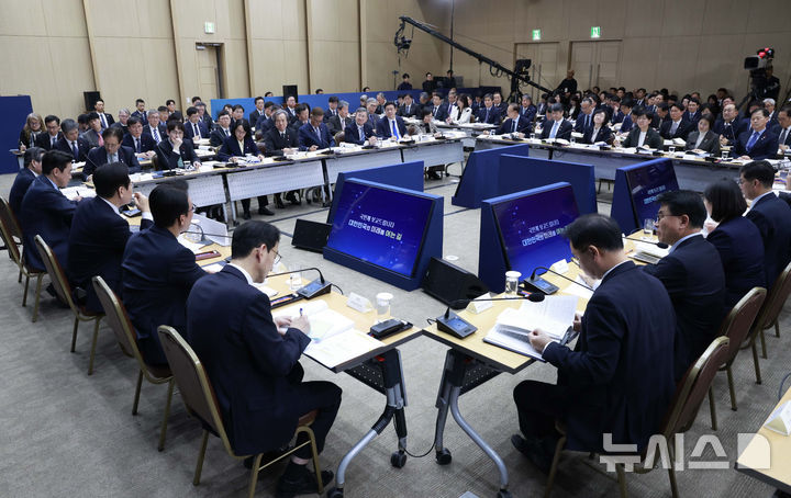 [세종=뉴시스] 최동준 기자 = 이재명 대통령이 16일 세종시 정부세종컨벤션센터에서 열린 보건복지부(질병관리청)·식품의약품안전처 업무보고에서 발언하고 있다. 2025.12.16. photocdj@newsis.com