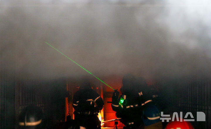 [대구=뉴시스] 이무열 기자 = 16일 대구 동구 대구소방교육훈련센터 실화재훈련장에서 열린 실화재 종합훈련 역량강화 특별 교육에서 소방관들이 훈련 시연을 하고 있다. 대구소방안전본부는 이달 초 실화재 훈련시설 설치를 완료하고 시범운영을 시작했다. 이날 훈련은 실제 화재와 유사한 환경에서 화점 진입, 안전 관리, 지휘·통제 등 사항을 일선 소방관들에게 교육하기 위해 진행됐다. 2025.12.16. lmy@newsis.com