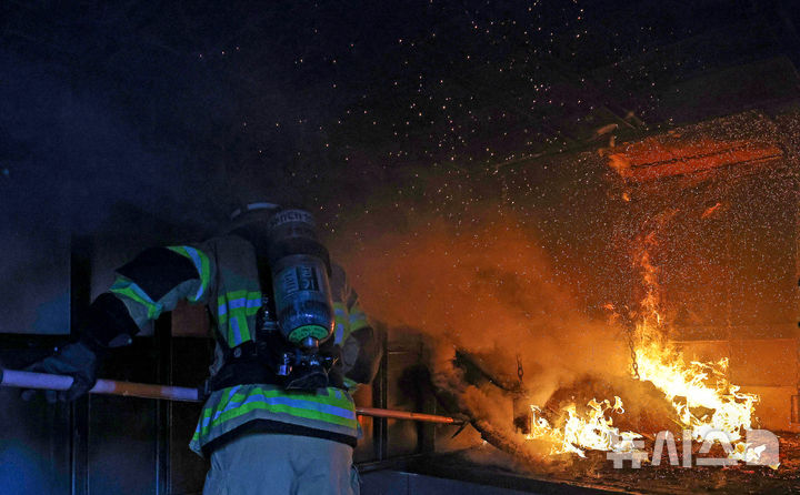 [대구=뉴시스] 이무열 기자 = 16일 대구 동구 대구소방교육훈련센터 실화재훈련장에서 열린 실화재 종합훈련 역량강화 특별 교육에서 소방관들이 훈련 시연을 하고 있다. 대구소방안전본부는 이달 초 실화재 훈련시설 설치를 완료하고 시범운영을 시작했다. 이날 훈련은 실제 화재와 유사한 환경에서 화점 진입, 안전 관리, 지휘·통제 등 사항을 일선 소방관들에게 교육하기 위해 진행됐다. 2025.12.16. lmy@newsis.com