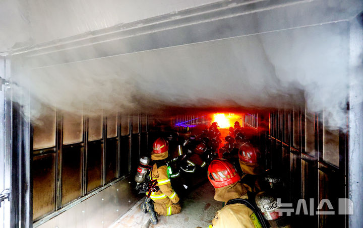 [대구=뉴시스] 이무열 기자 = 16일 대구 동구 대구소방교육훈련센터 실화재훈련장에서 열린 실화재 종합훈련 역량강화 특별 교육에서 소방관들이 훈련 시연을 하고 있다. 대구소방안전본부는 이달 초 실화재 훈련시설 설치를 완료하고 시범운영을 시작했다. 이날 훈련은 실제 화재와 유사한 환경에서 화점 진입, 안전 관리, 지휘·통제 등 사항을 일선 소방관들에게 교육하기 위해 진행됐다. 2025.12.16. lmy@newsis.com