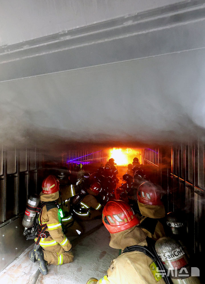 [대구=뉴시스] 이무열 기자 = 16일 대구 동구 대구소방교육훈련센터 실화재훈련장에서 열린 실화재 종합훈련 역량강화 특별 교육에서 소방관들이 훈련 시연을 하고 있다. 대구소방안전본부는 이달 초 실화재 훈련시설 설치를 완료하고 시범운영을 시작했다. 이날 훈련은 실제 화재와 유사한 환경에서 화점 진입, 안전 관리, 지휘·통제 등 사항을 일선 소방관들에게 교육하기 위해 진행됐다. 2025.12.16. lmy@newsis.com