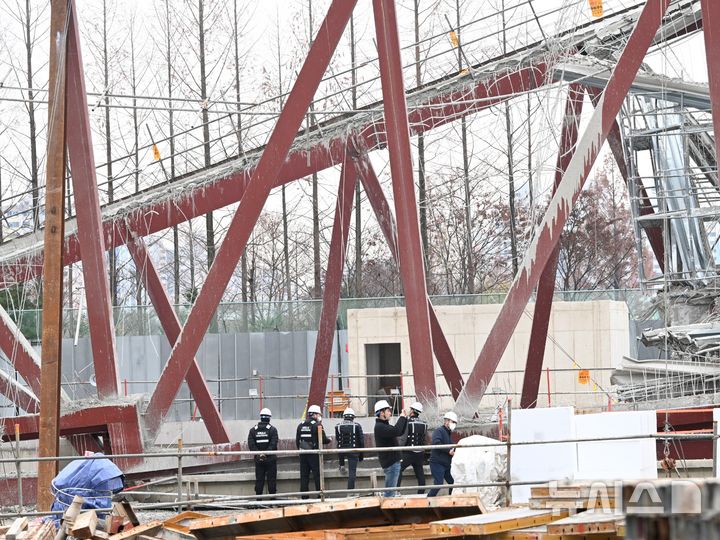 [광주=뉴시스] 이현행 기자 = 광주경찰청 광주대표도서관 공사현장 붕괴사고 수사본부 등 유관기관이 16일 오후 광주 서구 치평동 광주대표도서관 붕괴 사고 현장에서 1차 합동 감식을 벌이고 있다. 2025.12.16. lhh@newsis.com