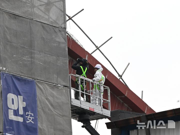 [광주=뉴시스] 이현행 기자 = 광주경찰청 광주대표도서관 공사현장 붕괴사고 수사본부 등 유관기관이 16일 오후 광주 서구 치평동 광주대표도서관 붕괴 사고 현장에서 1차 합동 감식을 벌이고 있다. 2025.12.16. lhh@newsis.com