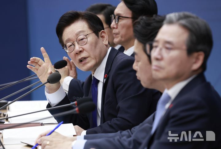 [세종=뉴시스] 최동준 기자 = 이재명 대통령이 16일 세종시 정부세종컨벤션센터에서 열린 보건복지부(질병관리청)·식품의약품안전처 업무보고에서 발언하고 있다. 2025.12.16. photocdj@newsis.com