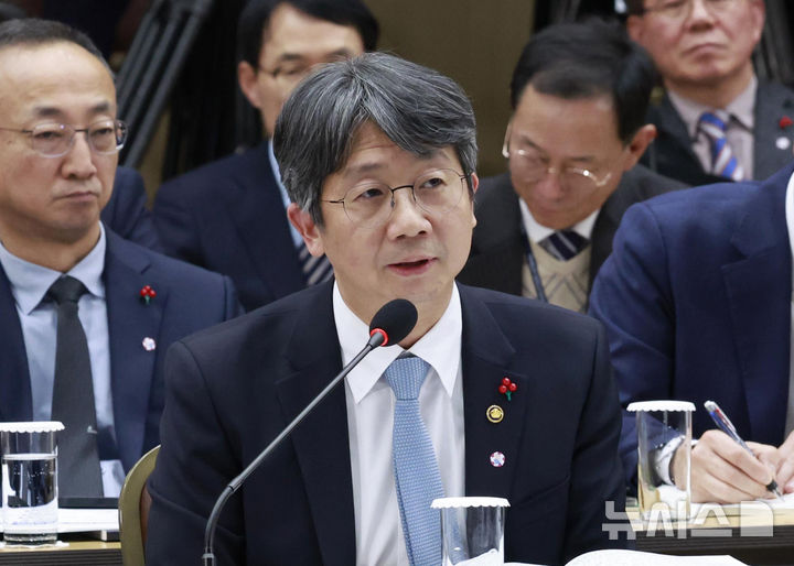 [세종=뉴시스] 최동준 기자 = 임승관 질병관리청장이 16일 세종시 정부세종컨벤션센터에서 열린 보건복지부(질병관리청)·식품의약품안전처 업무보고에서 발언하고 있다. 2025.12.16. photocdj@newsis.com