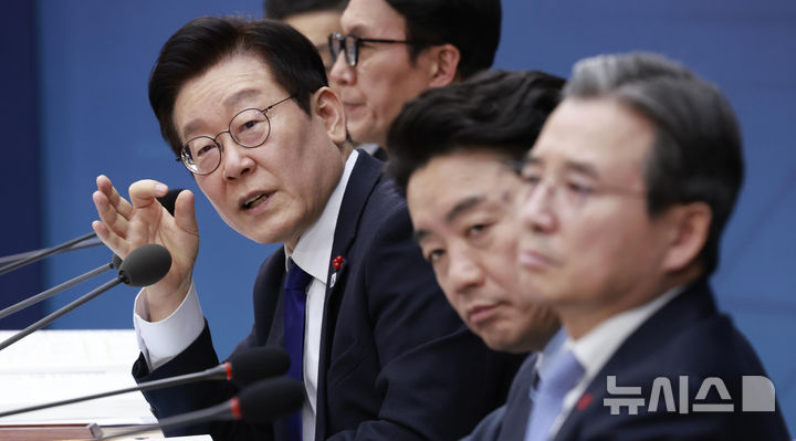 [세종=뉴시스] 최동준 기자 = 이재명 대통령이 16일 세종시 정부세종컨벤션센터에서 열린 보건복지부(질병관리청)·식품의약품안전처 업무보고에서 발언하고 있다. 2025.12.16. photocdj@newsis.com