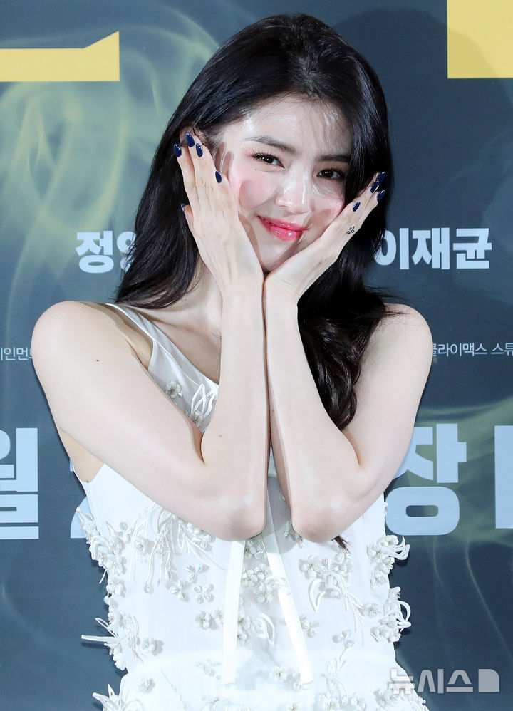 [서울=뉴시스] 김혜진 기자 = 배우 한소희가 16일 오후 서울 강남구 메가박스 코엑스에서 열린 영화 '프로젝트 Y'(감독 이환) 제작보고회에서 포즈를 취하고 있다. 2025.12.16. jini@newsis.com